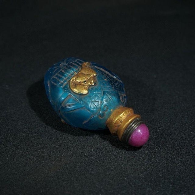 Fine Carved Peking Glass Snuff Bottle With Gilded Bat Relief, Chinese Vintage Collectible Snuff Bottle For Sale In Los Angeles - Image 6 of 9