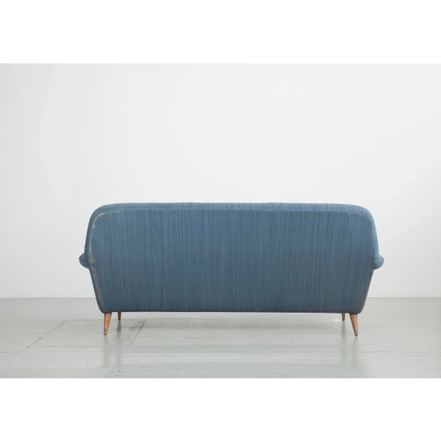 This three-seater sofa "830" was designed in the 1950s by gianfranco frattini and manufactured by the italian company...