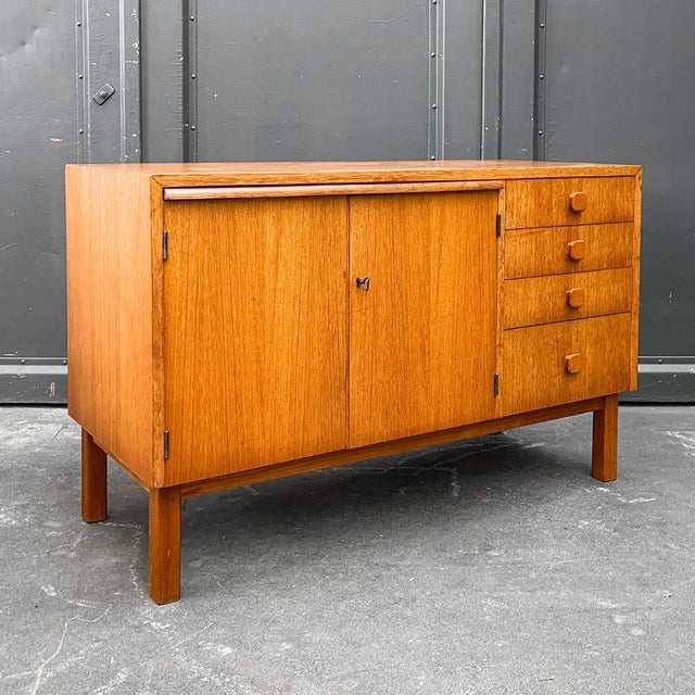 Mid-Century Modern Shelving Unit in Teak For Sale - Image 11 of 18