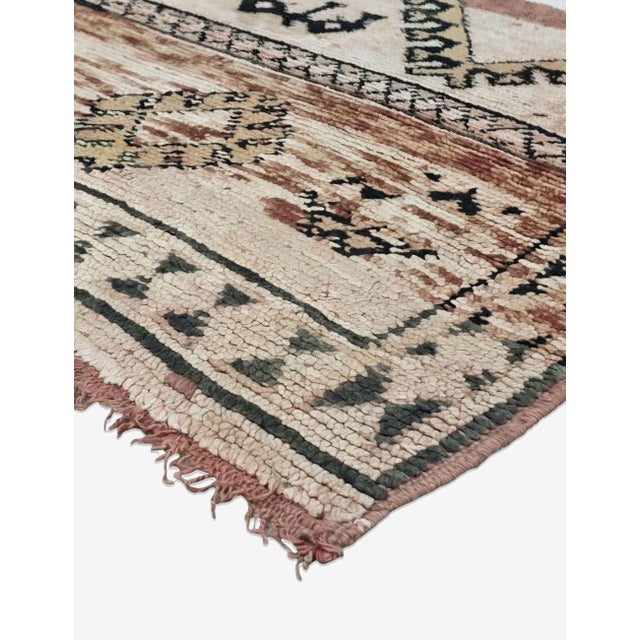Vintage Earthy Tone Moroccan Rug – Tribal Berber Area Carpet This vintage Moroccan rug features a beautifully balanced...