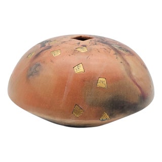 Signed 1990s Southwest Raku Pottery Vase by Lmno Arts – Gilt & Sunset Glaze Studio Ceramic For Sale