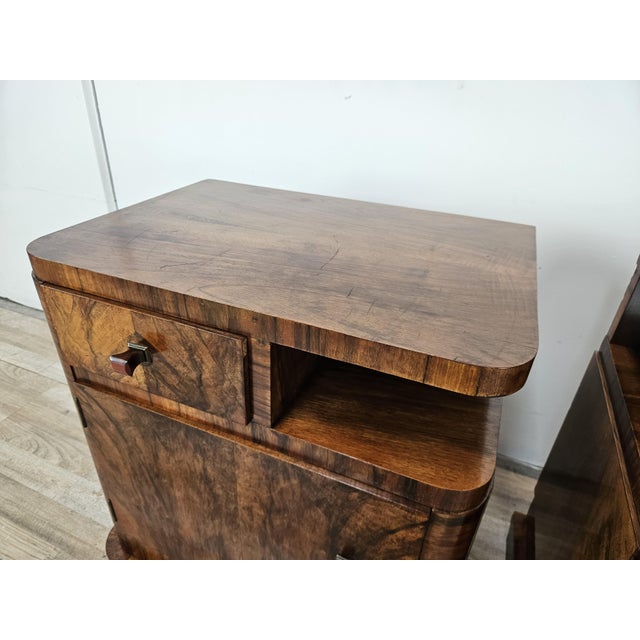 Wood Art Deco Linear and Geometric Bedside Tables in Walnut Burl, 1940, Set of 2 For Sale - Image 7 of 18
