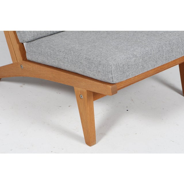 GE-370 Lounge Chair with Oak Frame and Hallingdal Wool by Hans J. Wegner for GETAMA, Denmark, 1960s For Sale - Image 6 of 7