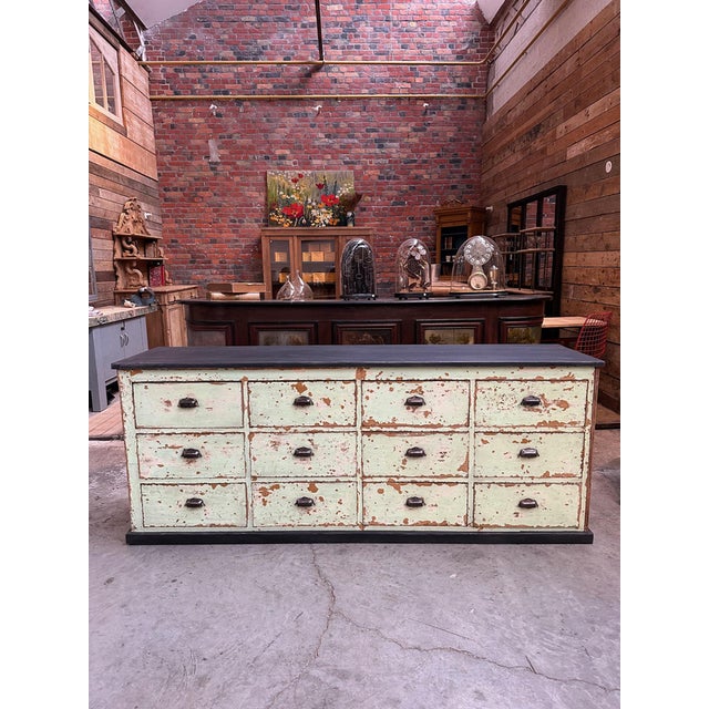 Cet ancien meuble d’atelier en sapin a été entièrement restauré Il se compose de 12 tiroirs fonctionnels de grande...