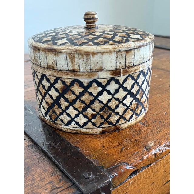 Maitland - Smith Maitland-Smith Tessellated Bone Lidded Box- Lattice Round Accent For Sale - Image 4 of 8