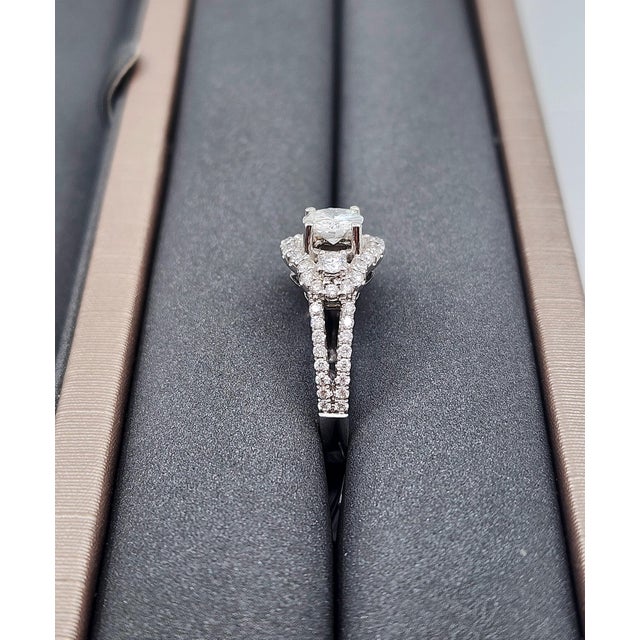 Metal 1.06 Ct Diamond Ring Size 6.5 For Sale - Image 7 of 9