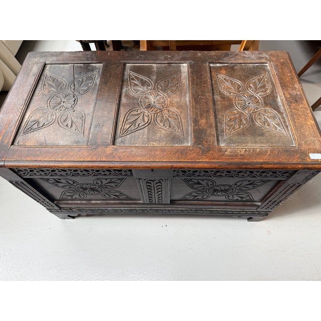 Vintage Carved Oak Coffer, in Good conditions. Designed before 1890