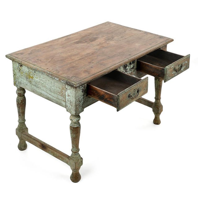 This weathered wooden desk is a real antique treasure, combining robustness and authentic character. Thanks to its...