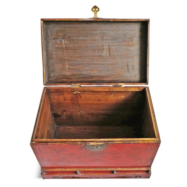 Vintage Ming Red Trunk For Sale In Los Angeles - Image 6 of 9