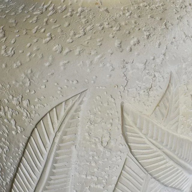 Cream Hollywood Regency Large Chalk Ware Palm Leaf Motif Table Lamp For Sale - Image 4 of 5