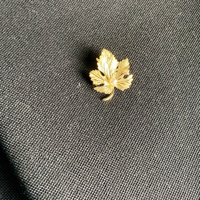 1990s 14k Yellow Gold Leaf Brooch With 4mm Round Cultured Pearl For Sale In New York - Image 6 of 8