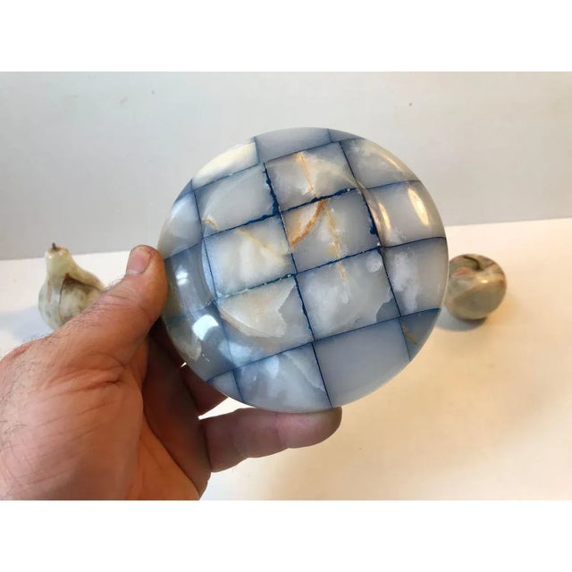 Mid-Century Modern Vintage Italian Desk Set in Onyx Marble with Ashtray and Paperweights, 1950s, Set of 3 For Sale - Image 3 of 9