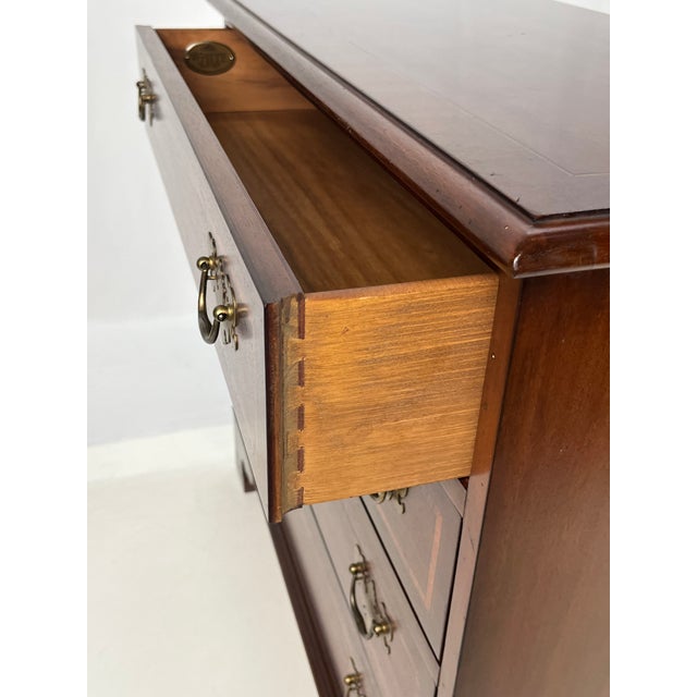 Chippendale Vintage White Furniture Co. Chippendale Style Inlaid Mahogany 4-Drawer Nightstand / Bachelor Chest For Sale - Image 3 of 17
