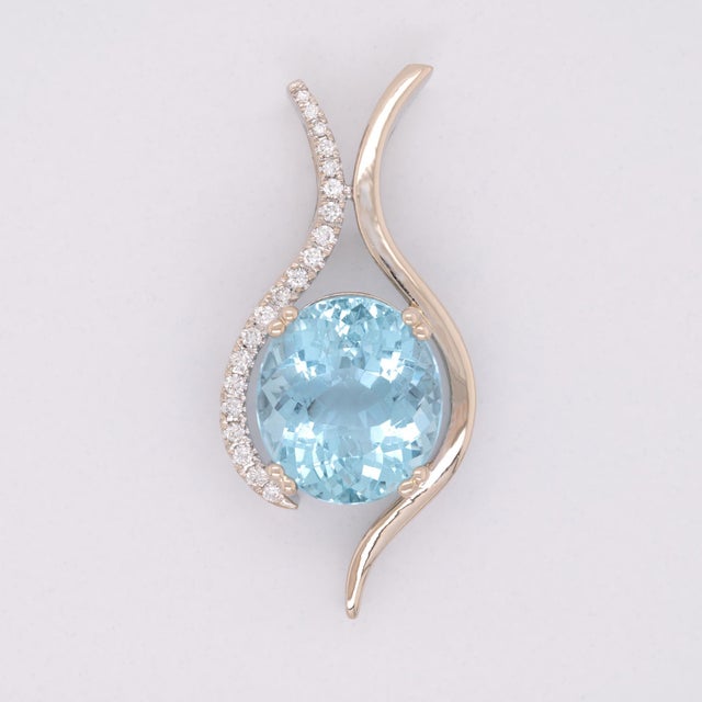 2020s 7.8Ct Santa Maria Aquamarine Pendant With Natural Diamonds Accents: 14k Gold For Sale - Image 5 of 8