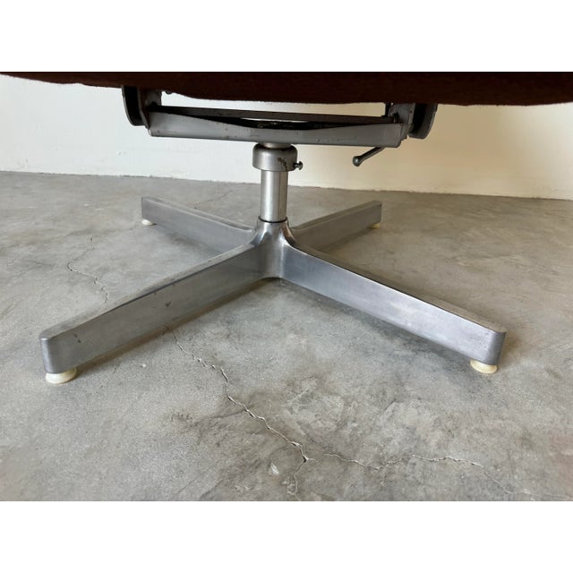 Mid-Century Modern 70's Mid-Century High Back Swivel and Rocking Lounge Chair For Sale - Image 3 of 12