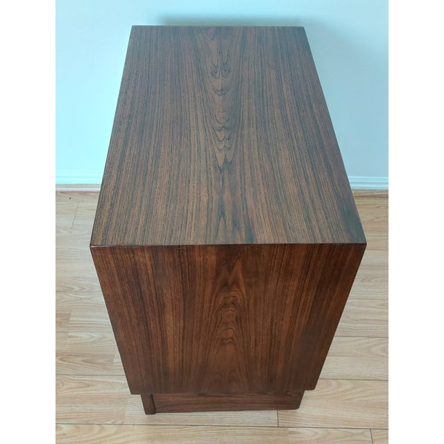 1960s Vintage Danish Rosewood Sliding Door Cabinet by Hundevad & Co. | Made in Denmark For Sale - Image 5 of 8