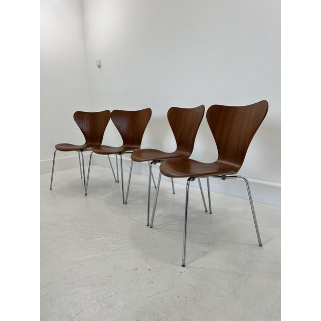 Stacking Chairs 3107 Designer: Arne Jacobsen Year: Design 1955, Production 1968 Manufacturer: Fritz Hansen Country:...