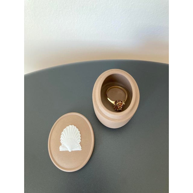 Mid 20th Century Scalloped Sea Shell Design Wedgwood Jasperware Sand Brown English Oval Jewelry Box For Sale - Image 11 of 18