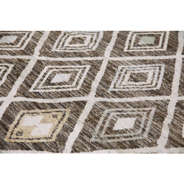 This modern Turkish Oushak rug is a stunning piece of art that has been handwoven using traditional techniques by skilled...