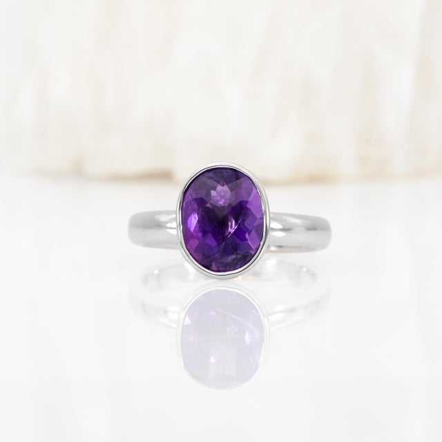 2.6Ct Amethyst Solitaire Ring With Bezel Setting: Solid 14k Gold, Size 6.75 For Sale - Image 4 of 8