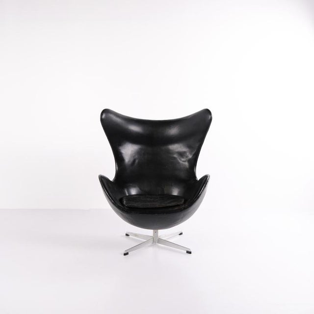Egg Chair in Black Leather by Arne Jacobsen for Fritz Hansen, 1950s For Sale - Image 14 of 15