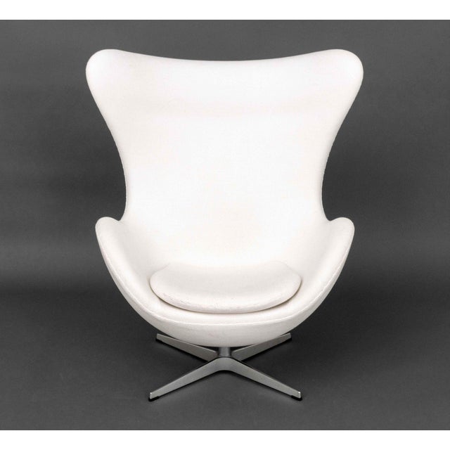 Mid-Century Modern Fritz Hansen White Upholstered Egg Chair For Sale - Image 3 of 7