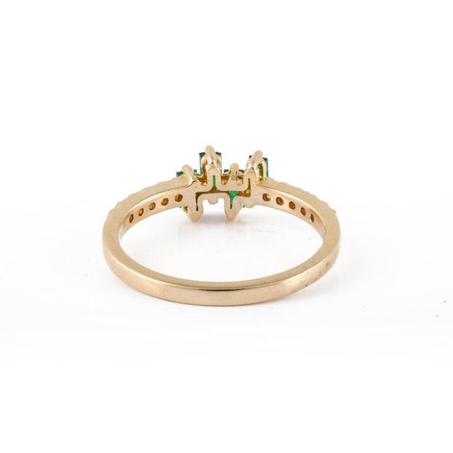 Metal Baguette Shape Emerald Diamond in 14k Solid Gold Ring Size 7 For Sale - Image 7 of 10