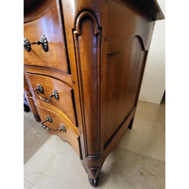 Louis XV Style Crossbow-Shaped Commode in Walnut, France For Sale - Image 13 of 18