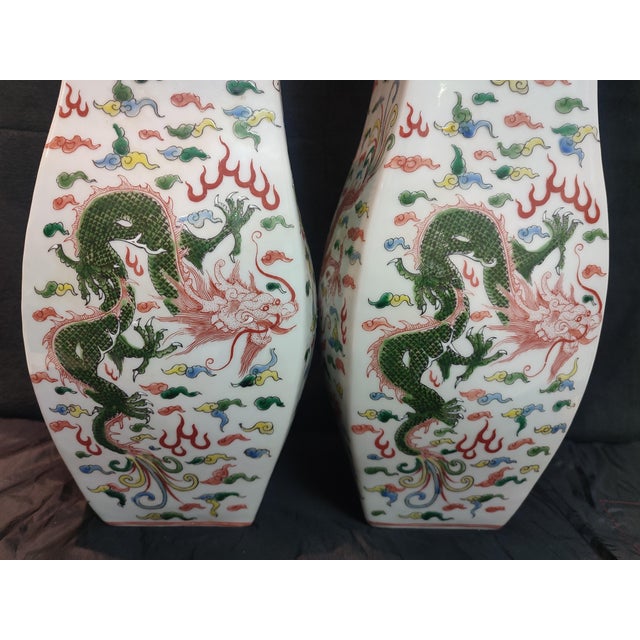A Pair of Chinese Ceramic Vase Qing Dynasty Kangxi Marked Famille Verte Porcelain Square Vase Hand Painted Cloud and Dragons Pattern For Sale In Seattle - Image 6 of 10