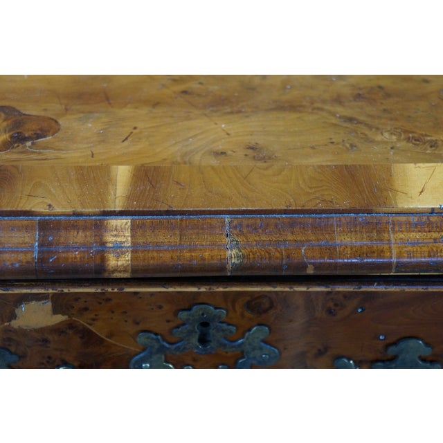 Wood Antique English George II Style Oyster Burl Yew Bachelors Chest Dresser Commode For Sale - Image 7 of 18