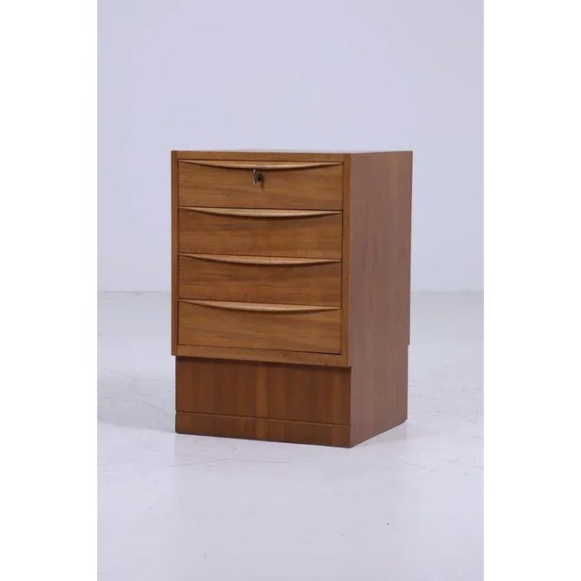 Mid-Century Chest of Drawers in Wood For Sale - Image 3 of 11