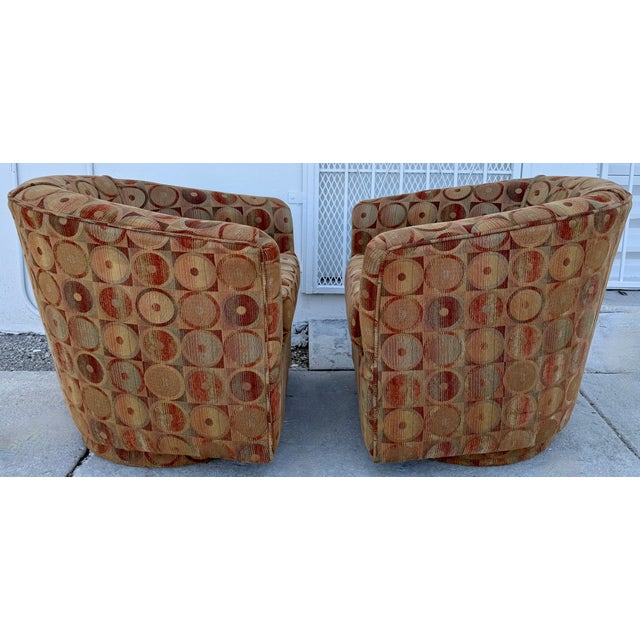 Comfortable and stylish pair of Milo Baughman style swivel chairs on platforms from 80's. Original geometric pattern...