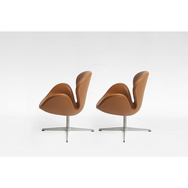 Vintage Swivel Swan Chairs in Cognac Leather by Arne Jacobsen for Fritz Hansen, 1950s, Set of 2 For Sale - Image 3 of 8