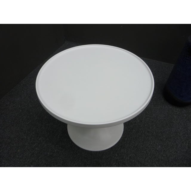 Mid-Century Modern Round Tulip Coffee Table in the style of Knoll, 1960s For Sale - Image 3 of 6