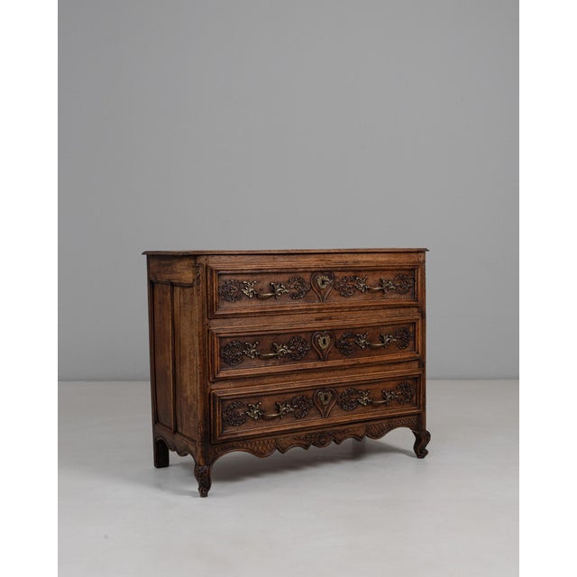 1820s French Louis XV Oak Chest of Drawers in Original Patina. This richly detailed Louis XV chest embodies early 19th-...