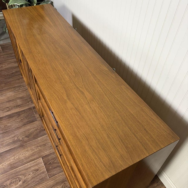 1960s Mid-Century Modern Brutalist-Style Walnut Kroehler Custom Crafter Lowboy Dresser For Sale - Image 5 of 18