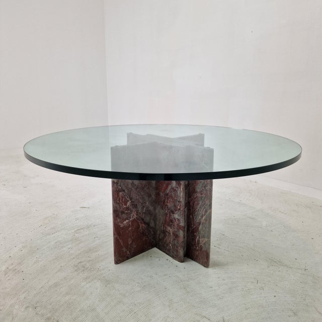 Very nice round Italian marble coffee table with a thick glass plate, 1980s. The fabulous marble features a beautiful...