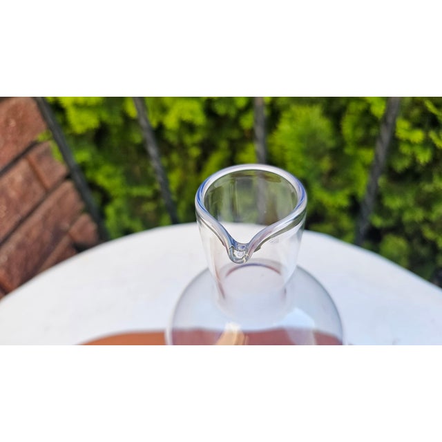 Dimensions: height 25 cm; diameter of top opening 3.5 cm; width at top 5.5 cm; diameter at widest point 11.2 cm.