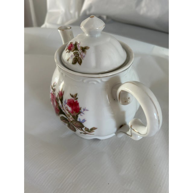 70's Vintage "Moss Rose" Musical Porcelain Teapot, in very good condition. Can be use as a teapot.