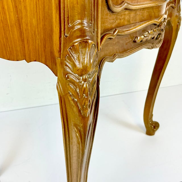 1970s Vintage French Provincial Hollywood Regency Walnut & Burl Wood Side Table or Night Stand For Sale - Image 10 of 17
