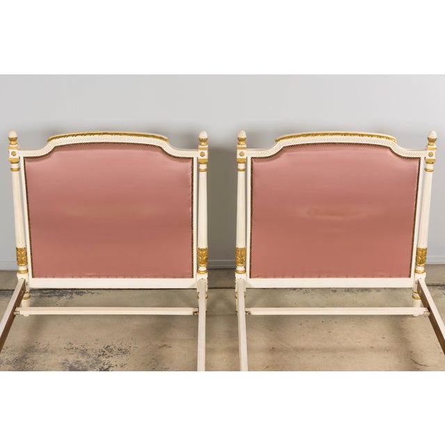 1940s Mid-Century Louis XVI Twin Bed Frames, Pink Silk, Painted Wood, 1940 For Sale - Image 5 of 18