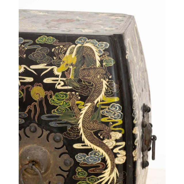 1900 - 1909 Set of Three Chinese Export Five-Clawed Dragon and Phoenix Motif Black Lacquered Stools For Sale - Image 5 of 7
