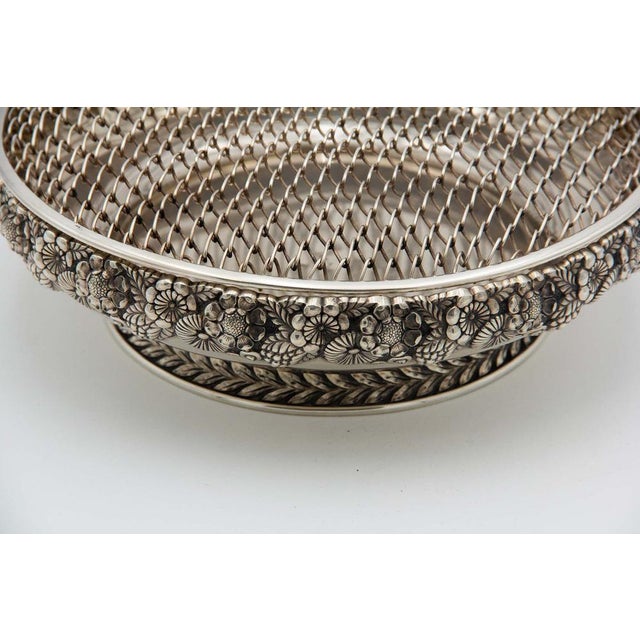Circular Silver Flower Box, in Good conditions.