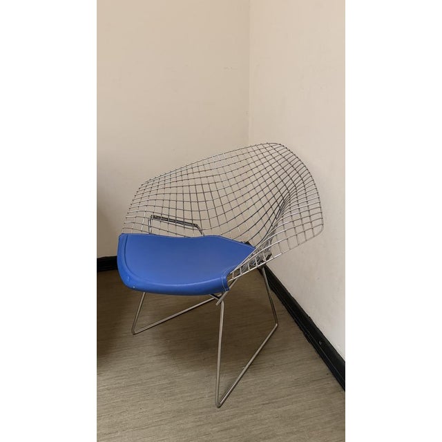 Wire 421 and 422 Diamond Chairs in Silver and Blue by Harry Bertoia for Knoll, 1970s, Set of 2 For Sale - Image 16 of 18