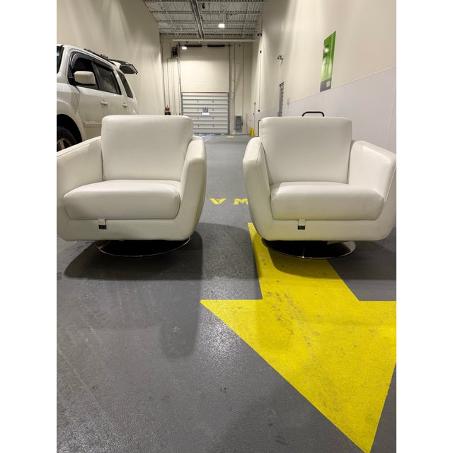 Animal Skin Pair of Zuri Designer Swivel Lounge Chairs – Modern Luxury Seating For Sale - Image 7 of 8