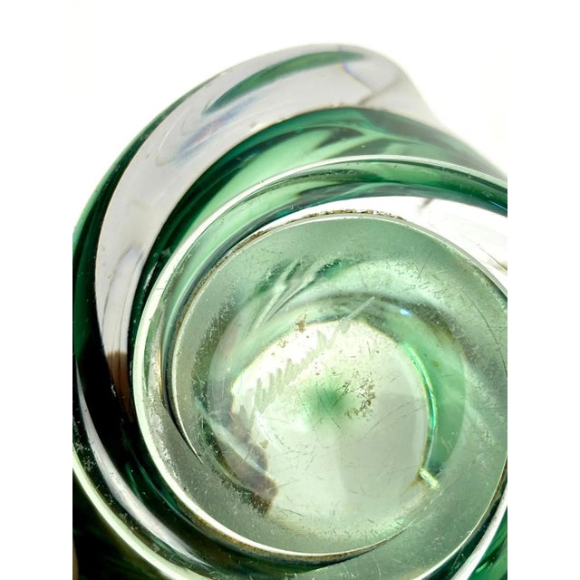 Elegant and sculptural crystal ashtray produced in the 1960s by the renowned Belgian glass manufacturer Val Saint Lambert....