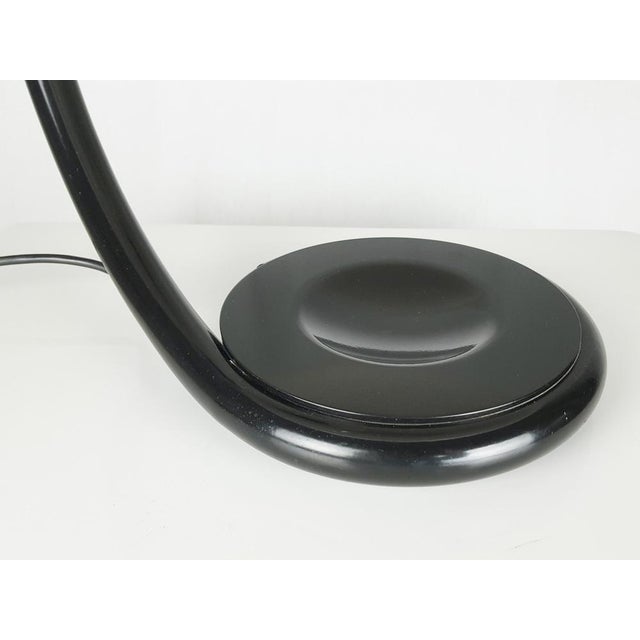 Black Metal and White Acrylic Glass Serpente Table Lamp by Elio Martinelli for Martinelli Luce, 1960s For Sale - Image 11 of 15