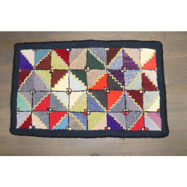 American Hooked Geometric Diamond Grid Rug no. j5264 For Sale In New York - Image 6 of 6
