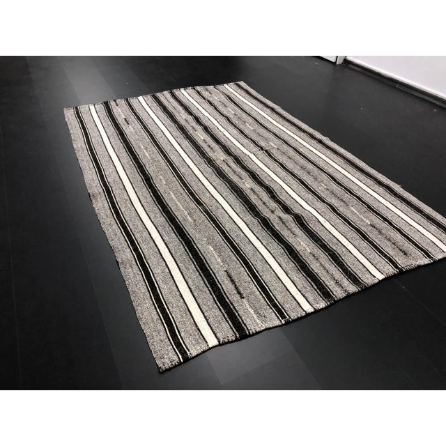 1960s 1960s Vintage Aztec Handmade Turkish Anatolian Gray Natural Boho Kilim Rug- 5′6″ × 8′4″ For Sale - Image 5 of 11