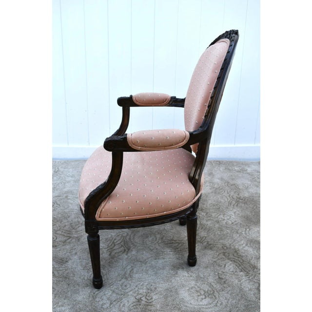 French Carved Wood Bergere Chair Louis XVI Style Medallion Oval Back Pink Fabric 50s For Sale - Image 3 of 13